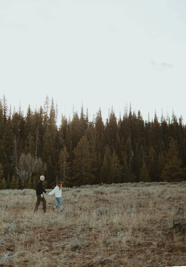 Grand Teton Engagement Session. For this engagement session we went to Grand Teton National Park just outside of Jackson, Wyoming. There is something magical about the Tetons that just brings couples closer together during the engagement photos. Tell me your favorite couples pose 👇🏼 